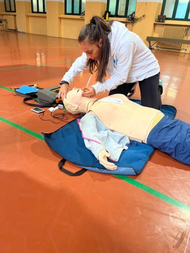 corso con la Croce Rossa Italiana per l'uso del defibrillatore.